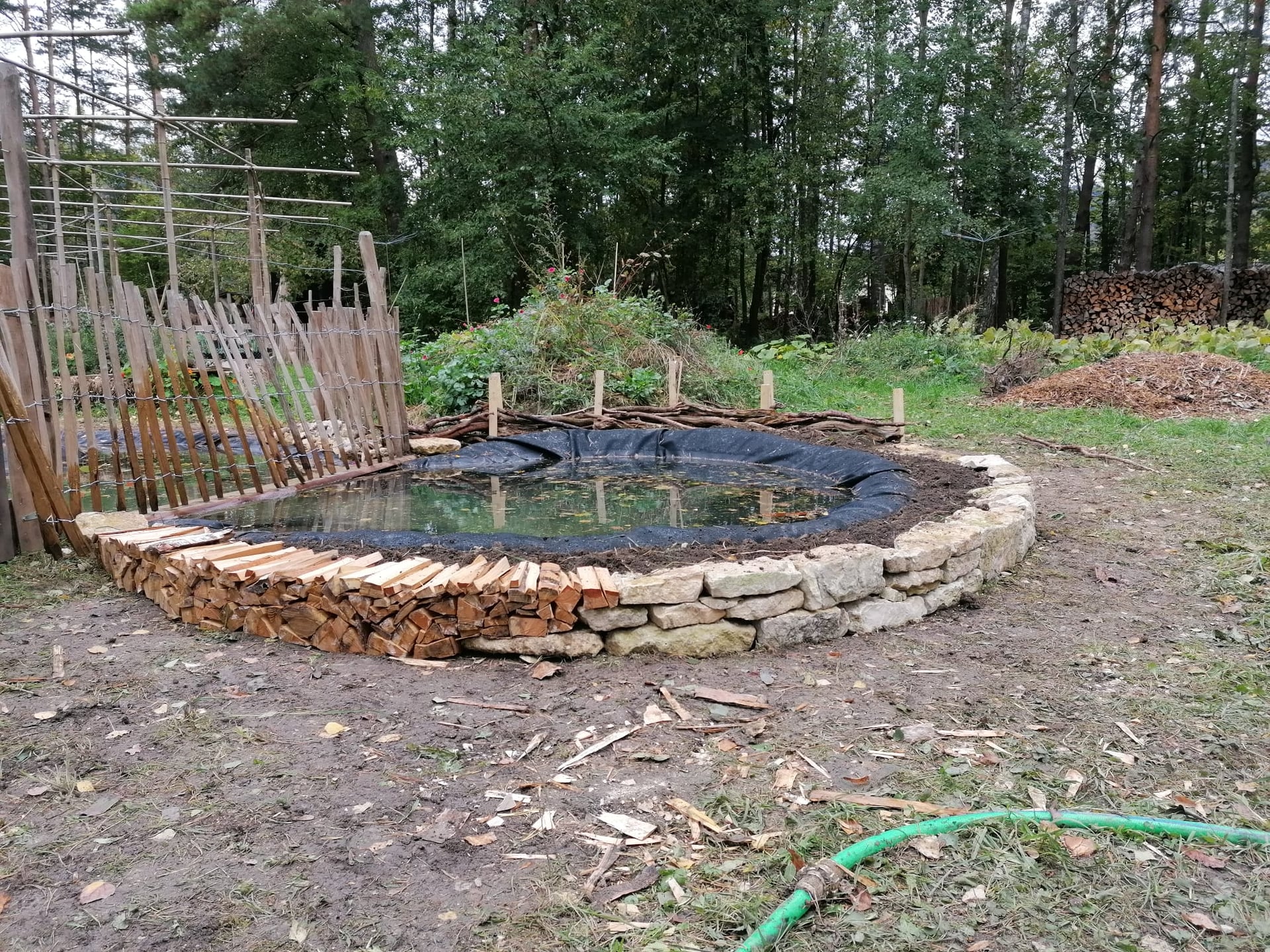 Bassin naturel en construction avec pierres sèches